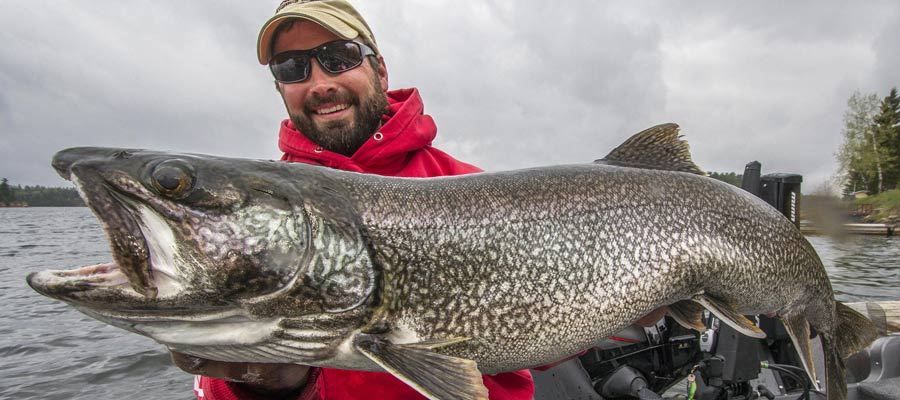 la pesca al salmone in Canada: pescatore con salmone in braccio
