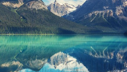 un lago turchese in British Columbia