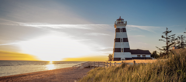 spiaggia con faro a Prince Edward Island