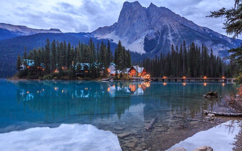 l'Emerald Lake è un gioiello naturale, attraversarlo in canoa è un'esperienza unica