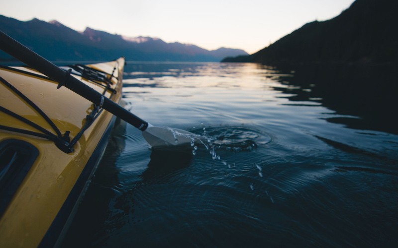 al mattino in kayak tra i sounds (isolette) della splendida Vancouver Island