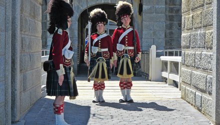 veste tradizionale scozzese sulla fortezza di Louisburg a Nuova Scozia