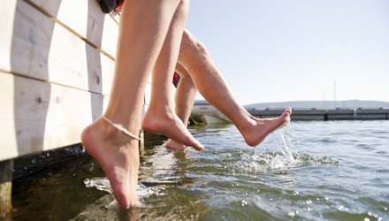 relax con i piedi nell'acqua lungo la costa occidentale di Nuova Scozia